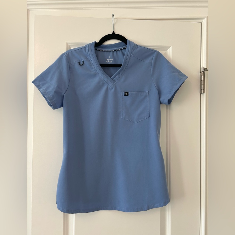Women's scrub Top Beyond Scrubs Happy one pocket tuck in small S ceil blue